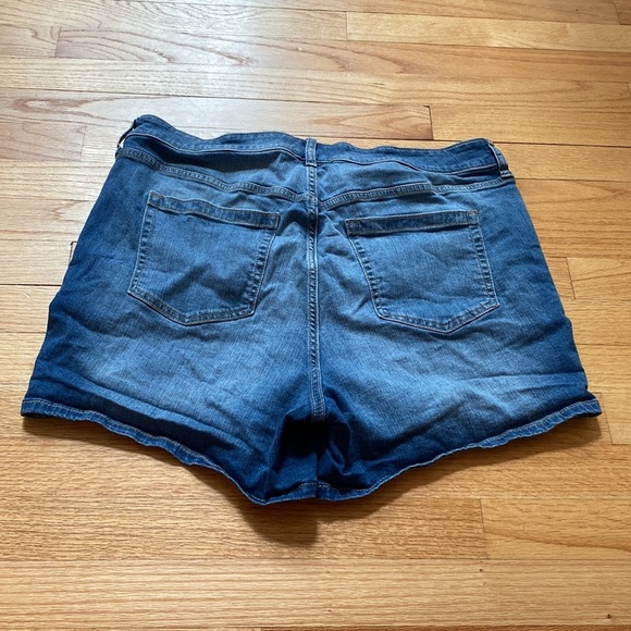 Torrid Denim Jean Shorts First At Fit Mid Wash 5 Inch Inseam Mid-Rise High Rise - Picture 6 of 6